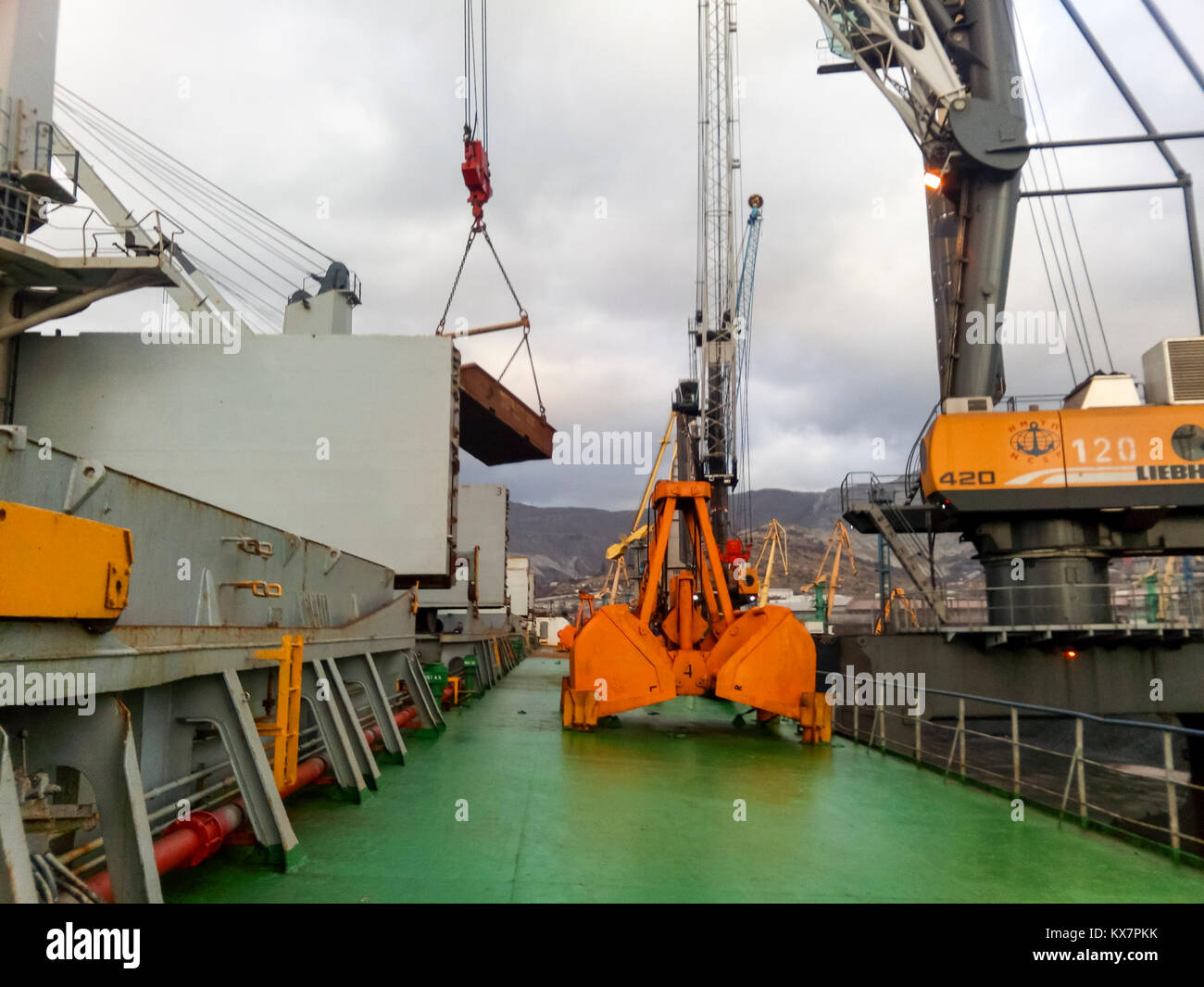 Große Schaufeln für Port Lader. Dreglayner, hydraulischen und Kabel Stockfoto