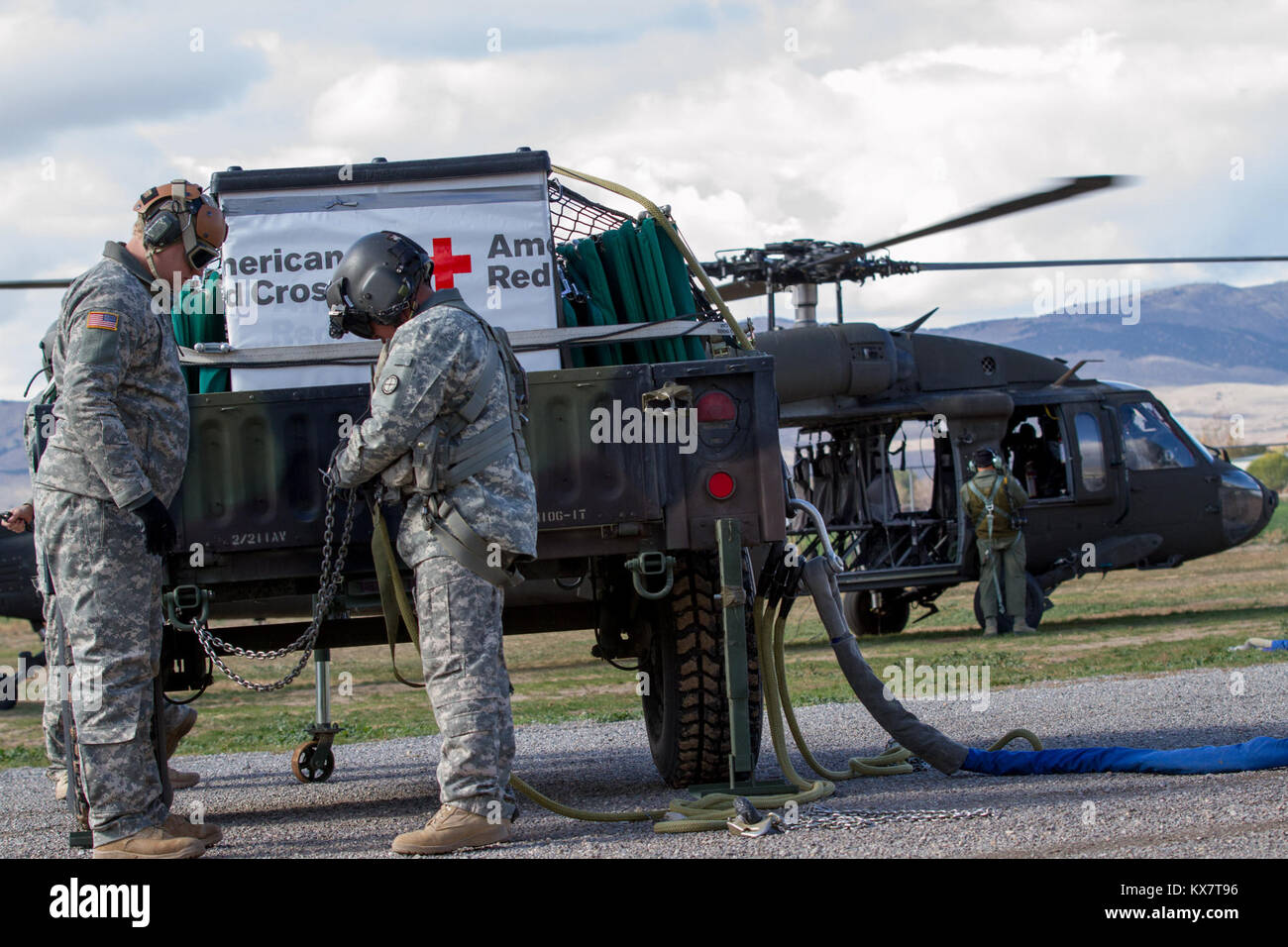 Mitglieder der Pennsylvania National Guard gemeinsam simulierte liefert im Juab County Fairgrounds während der 2014 wachsam Guard Training übung zu entladen. Wachsam Guard ist eine simulierte Katastrophe, umfasst mehrere staatliche und nichtstaatliche Organisationen. (U.S. Armee Foto von Sgt. Michael Harvie/freigegeben) Stockfoto