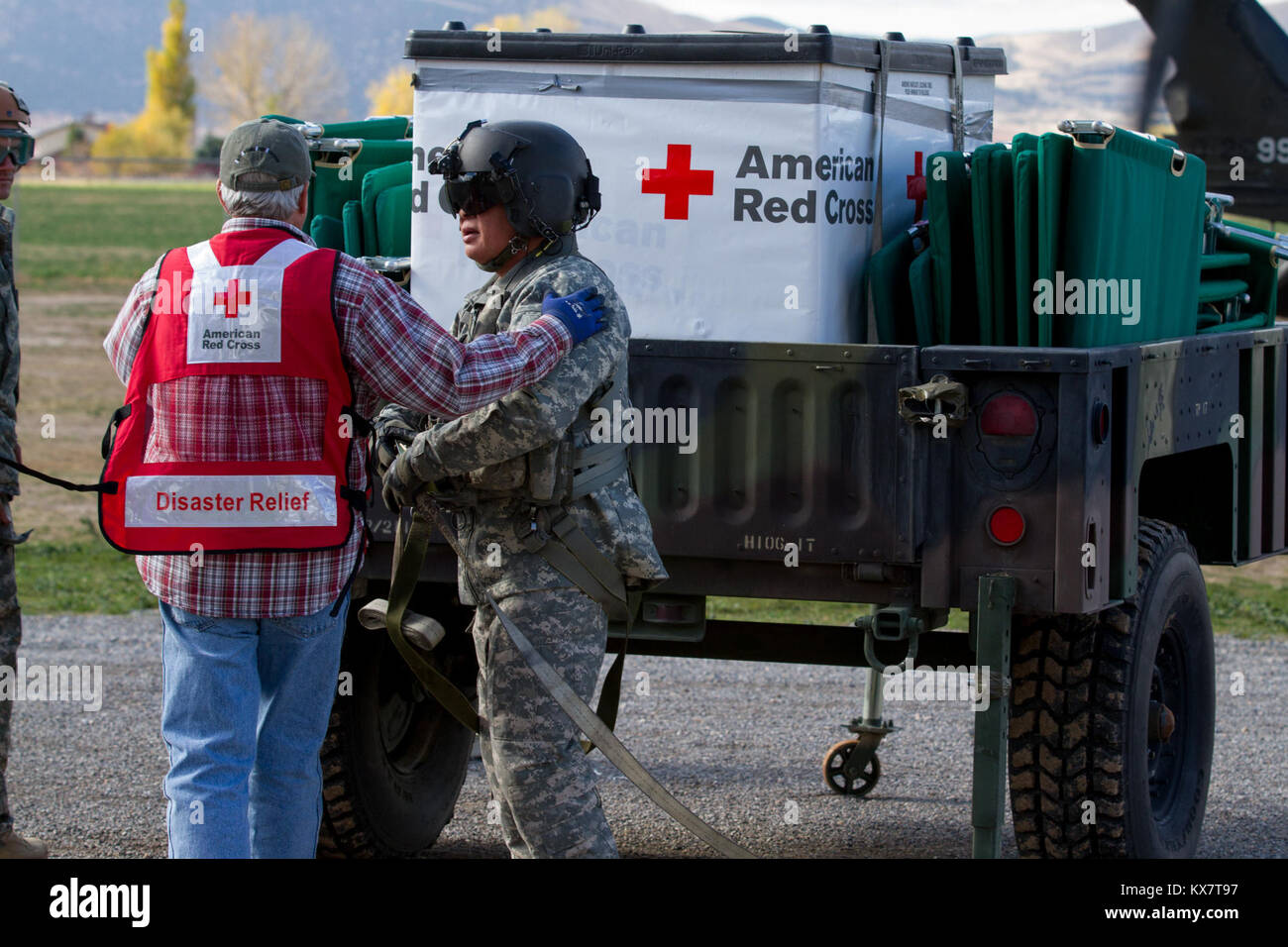 Utah National Guard Soldaten trat das Rote Kreuz simulierter Lieferungen von einem Blackhawk Hubschrauber Juab County Fairgrounds, 3. November 2014 zu entladen. Die Ausübung Züge und bereitet multiagencies mit Soforthilfemaßnahmen zu unterstützen. (U.S. Armee Foto von Sgt. Michael Harvie/freigegeben) Stockfoto