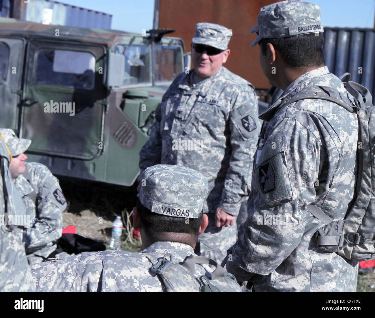 SALT LAKE - Col. Brent E. Stark, der Kommandeur der 65th Field Artillery Brigade, Gespräche mit Soldaten aus den 65-FAB über ihre Erfahrungen während der Wachsam Guard übung, November 4th, 2014. (Foto von Sgt. Kristin Calderwood, 65. FAB) Stockfoto