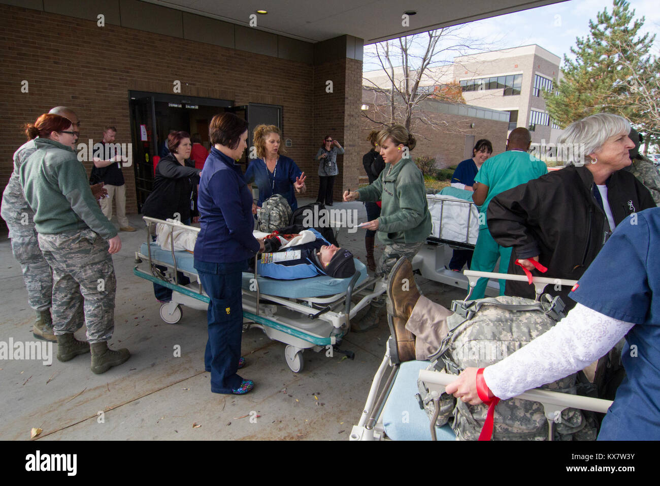 Service für Mitglieder und Davis Medical Center Mitarbeiter triage prep simulierten Patienten während ein Notfallplan Übung bei Davis Medical Center in Layton, Utah, 5. November 2014. Die simulierten Patienten wurden mit einem Blackhawk Hubschrauber zu einem Überlauf Krankenhaus in Juab County als Teil einer Emergency Response Training verschoben. (U.S. Armee Foto von Sgt. Michael Harvie/freigegeben). Stockfoto