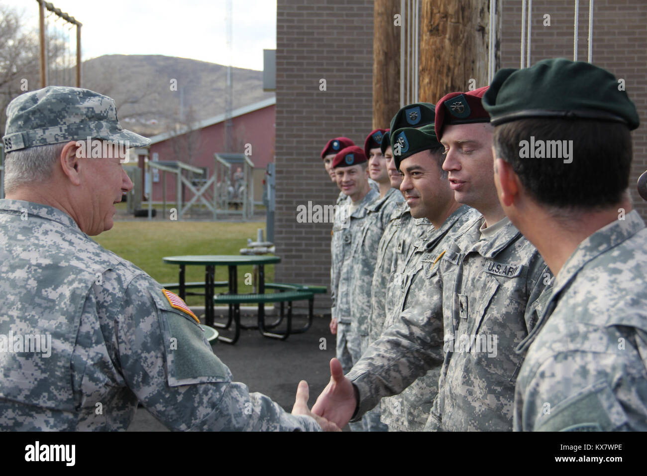 Gen. Frank Gras, Leiter der National Guard Bureau, besuchte die Oregon National Guard Am 6 Wenn er besuchte Einheiten und stellte ein Soldat Medal Award an SSG Robert Kelley. Stockfoto