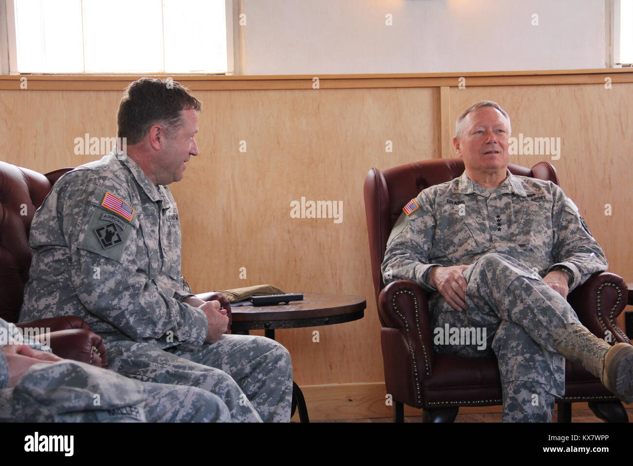 Gen. Frank Gras, Leiter der National Guard Bureau, besuchte die Oregon National Guard Am 6 Wenn er besuchte Einheiten und stellte ein Soldat Medal Award an SSG Robert Kelley. Stockfoto