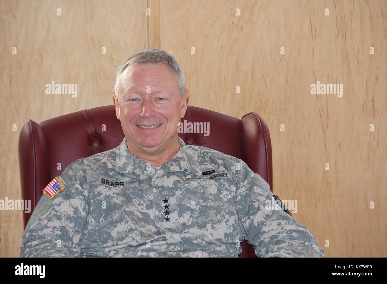 Gen. Frank Gras, Leiter der National Guard Bureau, besuchte die Oregon National Guard Am 6 Wenn er besuchte Einheiten und stellte ein Soldat Medal Award an SSG Robert Kelley. Stockfoto