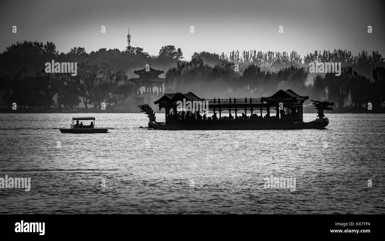 Silhouetten von einem Drachen Boot und kleinem Boot auf Kunming See auf dem Gelände der Sommerpalast in Peking, China Stockfoto