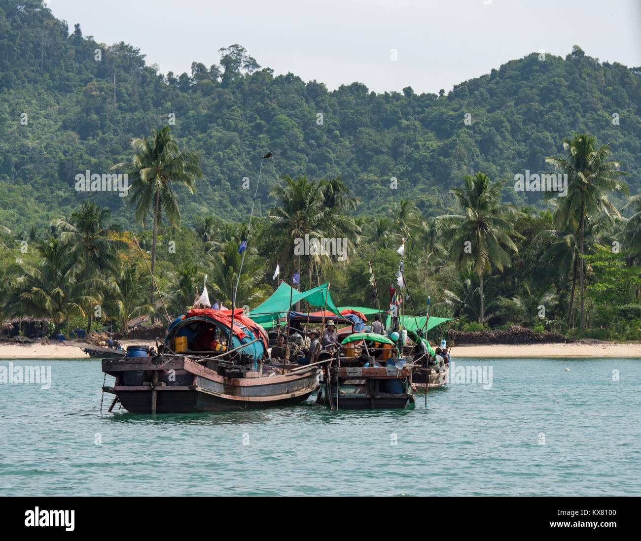 Moken Seezigeuner und Ihre Boote an der Haube Insel außerhalb Myeik, ein Teil des Mergui oder Myeik Archipel im tanintharyi Region des Südlichen Myanma Stockfoto