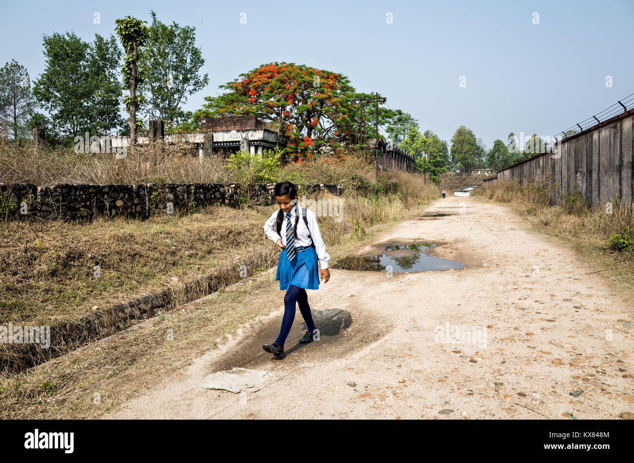 Eine nepalesische Mädchen von etwa 10-15 Jahre alter, Schule zu Fuß Stockfoto