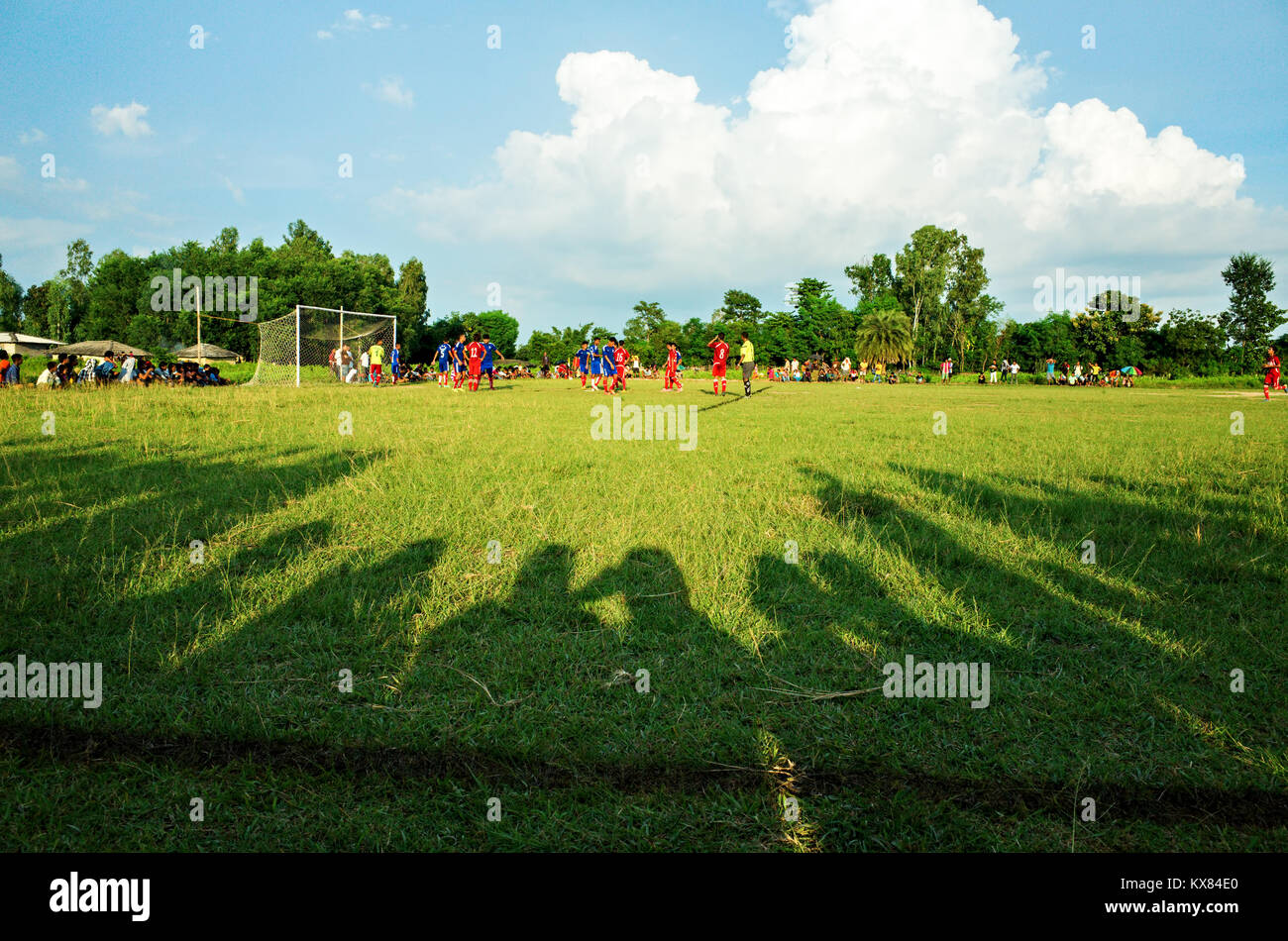 Schatten der Leute, die sich eine lokale Fußballspiel in einem Dorf im Bezirk Dhanusha, Nepal Stockfoto