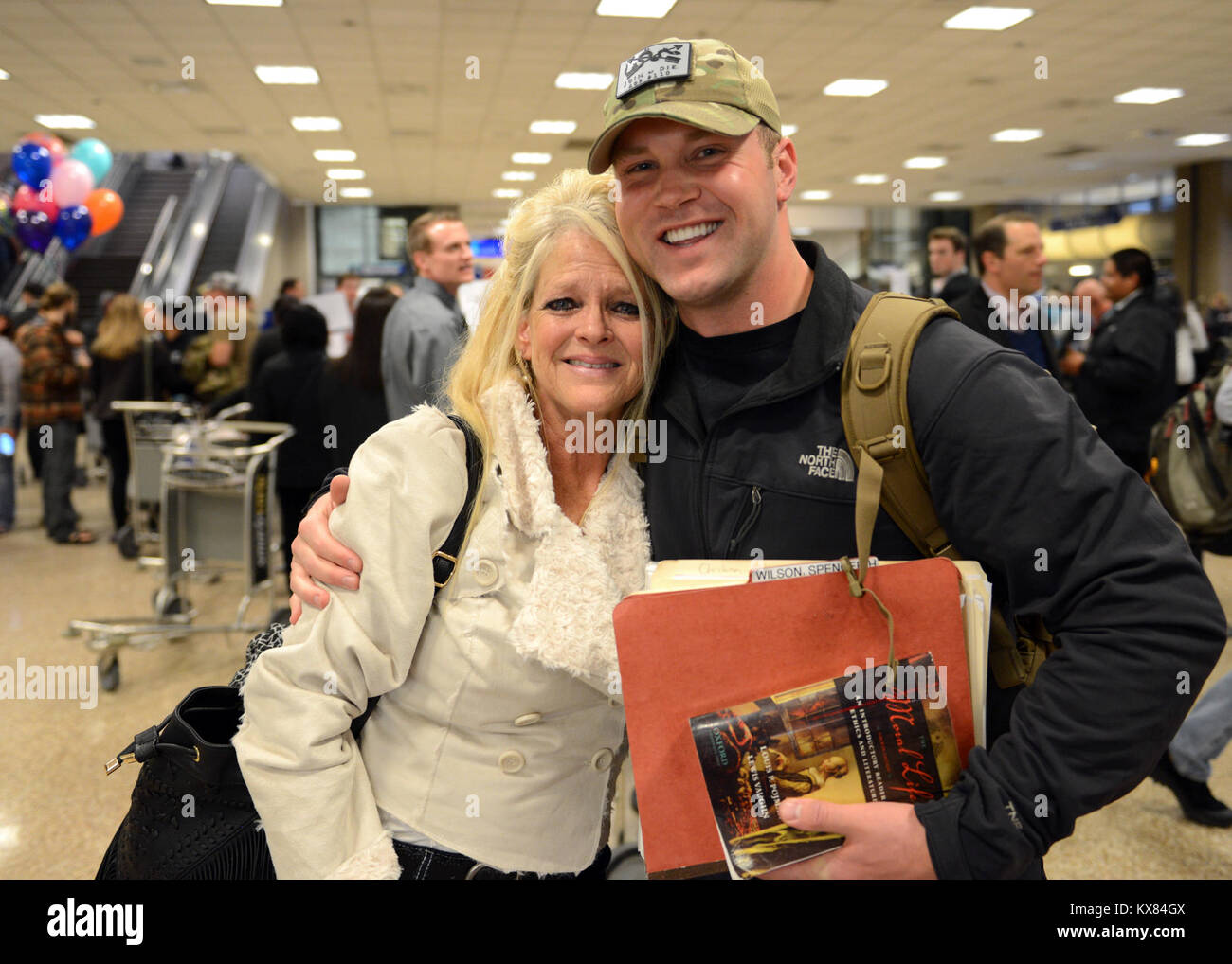 SALT LAKE CITY - Etwa 15 Soldaten aus dem 19 Special Forces Group (Airborne) nach Hause nach einer 6-monatigen übersee Bereitstellung Unterstützung Betrieb Erben Lösen in Afghanistan Feb 12 zurück. Die Drehung aus etwa 30 Soldaten aus der Einheit für Special Operations Support für US Central Command. Dies ist der zweiten Welle von 19 SFG (A) Soldaten der Rückkehr von der Bereitstellung, mit der ersten Gruppe nach Hause 5. (U.S. Armee Foto freigegeben/Staff Sgt. Ashley Baum) Stockfoto