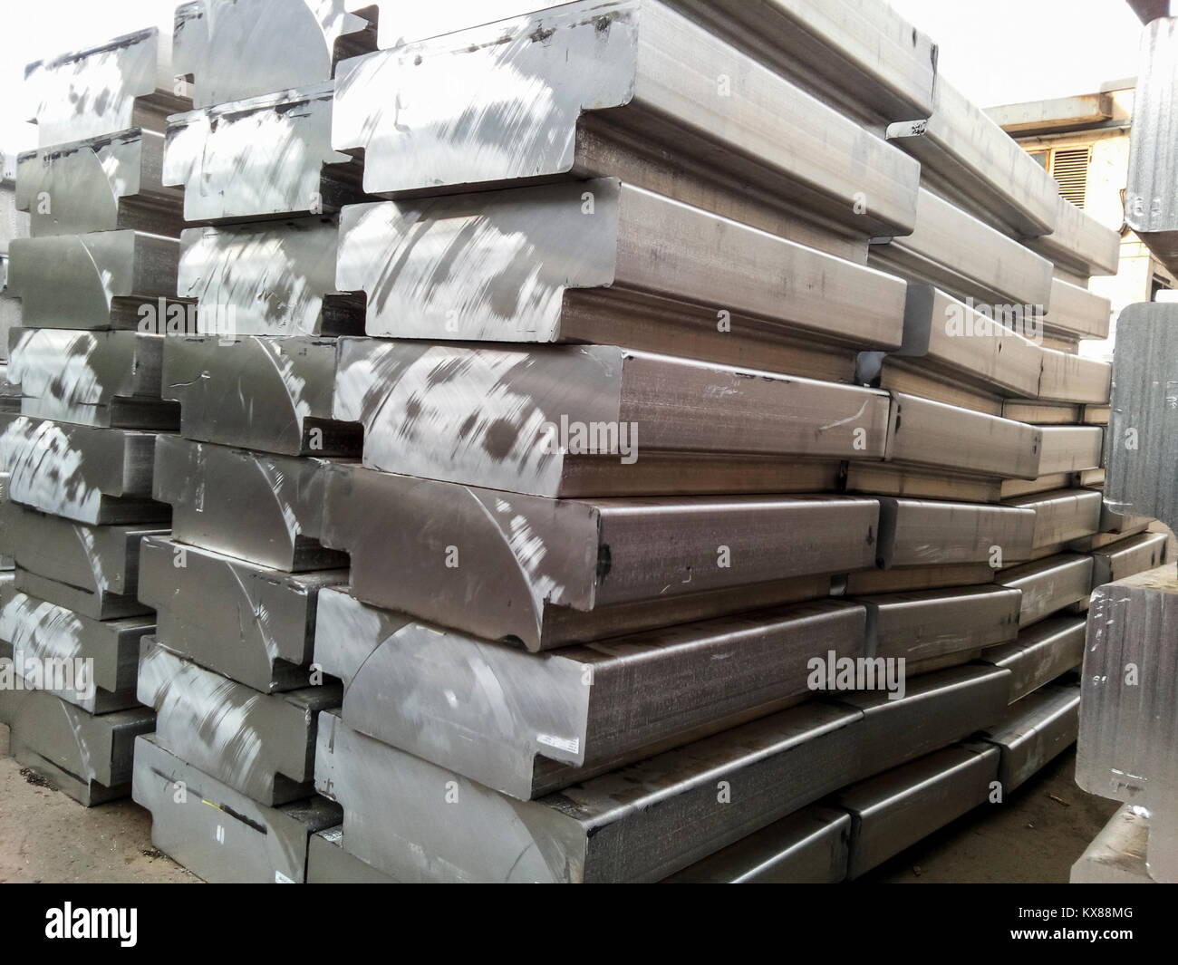 Aluminium Barren. Transport von Aluminium für den Export Stockfoto