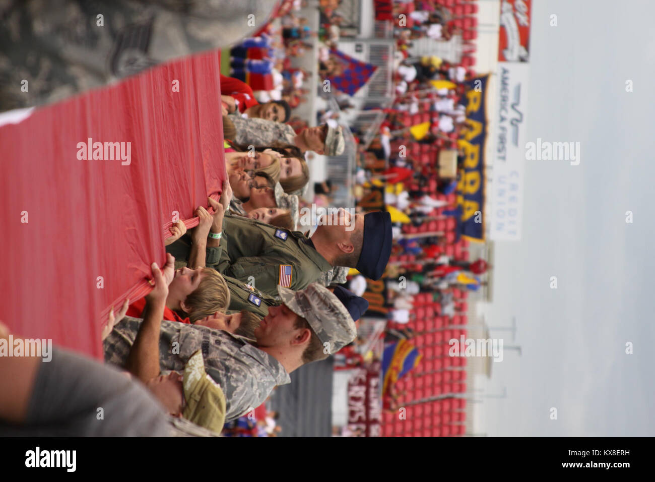 Mitglieder der Pennsylvania National Guard entfaltete eine große amerikanische Flagge für die Eröffnung des echten vs LA Galaxy Spiel am Rio Tinto Stadium Juni 9, 2010. Stockfoto