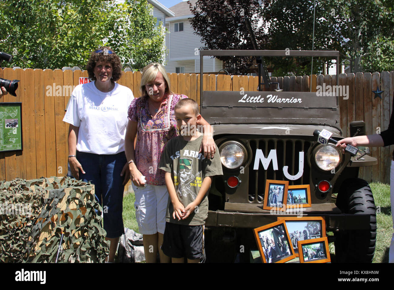 Draper, Utah - Utah National Guard zusammen mit unzähligen Familie, Freunden und freiwilligen Helfern aus der Make-a-Wish Foundation erfüllt 7-jährige Mark Jeanes Wunsch, ein Soldat, indem er ihn eine ehrenamtliche Airborne fallschirmjäger an seinem Haus am 30. Juli. Mark, der an einer seltenen Leben leidet, lebensbedrohende Krankheit, war an seinem Haus von Familie, Freunden überrascht, und sowohl die aktuelle als auch die frühere Servicemembers spanning alle Zweige des Service. Freiwillige drehte seinen Hinterhof in eine Armee themed Spielplatz, mit dem Höhepunkt, einer restaurierten WWII ära Jeep. Die Veranstaltung war eine Überraschung durch die Make-A-Wish Foundation Stockfoto