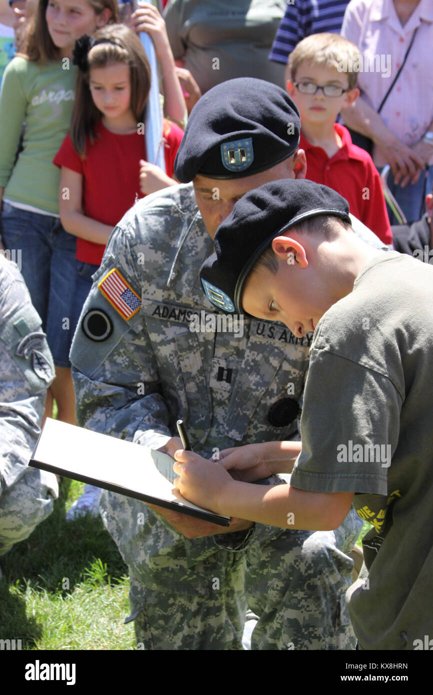 Draper, Utah - Utah National Guard zusammen mit unzähligen Familie, Freunden und freiwilligen Helfern aus der Make-a-Wish Foundation erfüllt 7-jährige Mark Jeanes Wunsch, ein Soldat, indem er ihn eine ehrenamtliche Airborne fallschirmjäger an seinem Haus am 30. Juli. Mark, der an einer seltenen Leben leidet, lebensbedrohende Krankheit, war an seinem Haus von Familie, Freunden überrascht, und sowohl die aktuelle als auch die frühere Servicemembers spanning alle Zweige des Service. Freiwillige drehte seinen Hinterhof in eine Armee themed Spielplatz, mit dem Höhepunkt, einer restaurierten WWII ära Jeep. Die Veranstaltung war eine Überraschung durch die Make-A-Wish Foundation Stockfoto