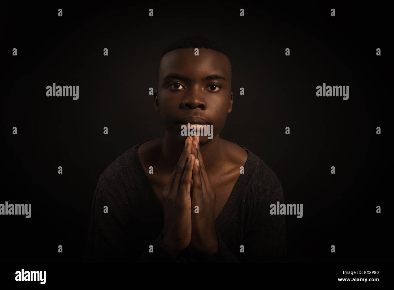 Porträt der jungen afrikanischen Mann, an Kamera suchen mit ernsten Ausdruck Stockfoto
