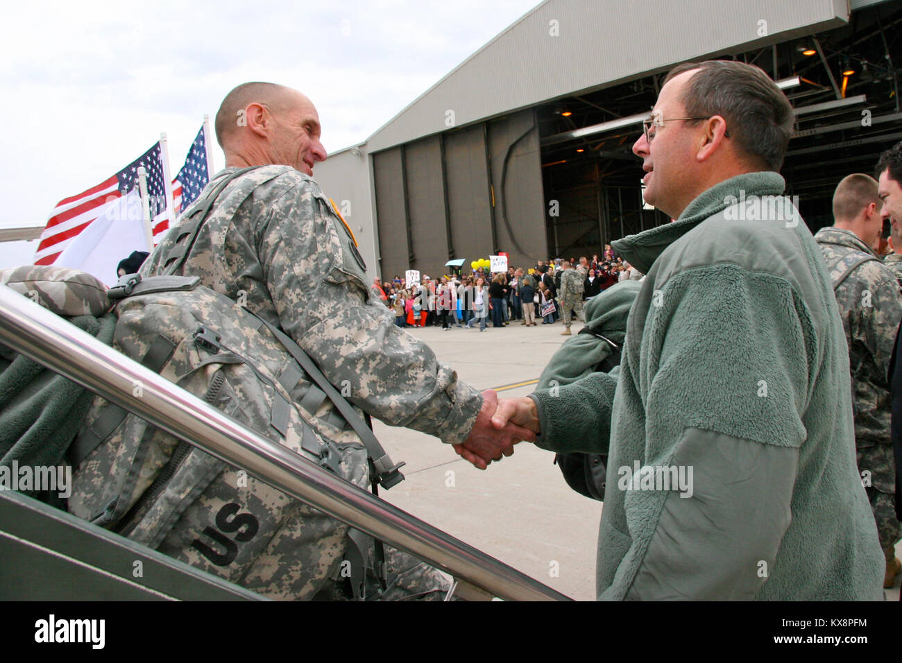 DRAPER, Utah - Die rund 75 Soldaten der Oregon National Guard 144 Bereich Medizinische Gesellschaft wird nach Utah aus ihrer 12-monatigen Einsatz in Afghanistan zurück über Chartern von Flugzeugen Sonntag, den 20. März, um 14:45 Uhr an der Utah Air National Guard Base in Salt Lake City. Die Mission der 144 in Afghanistan wurde Patienten in einem Krankenhaus/Klinik Einstellung zu behandeln und medevac und Krankenwagen Unterstützung in einem Kampf zu bieten. Soldaten kamen aus Übersee am Fort Lewis, Washington, Anfang dieser Woche und haben sich einer Demobilisierung Verarbeitung. Stockfoto