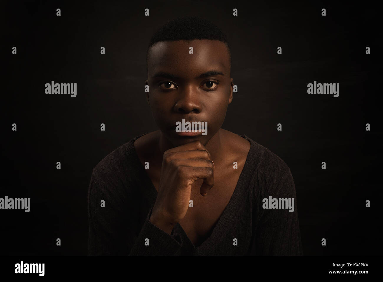 Porträt der jungen afrikanischen Mann, an Kamera suchen mit ernsten Ausdruck Stockfoto