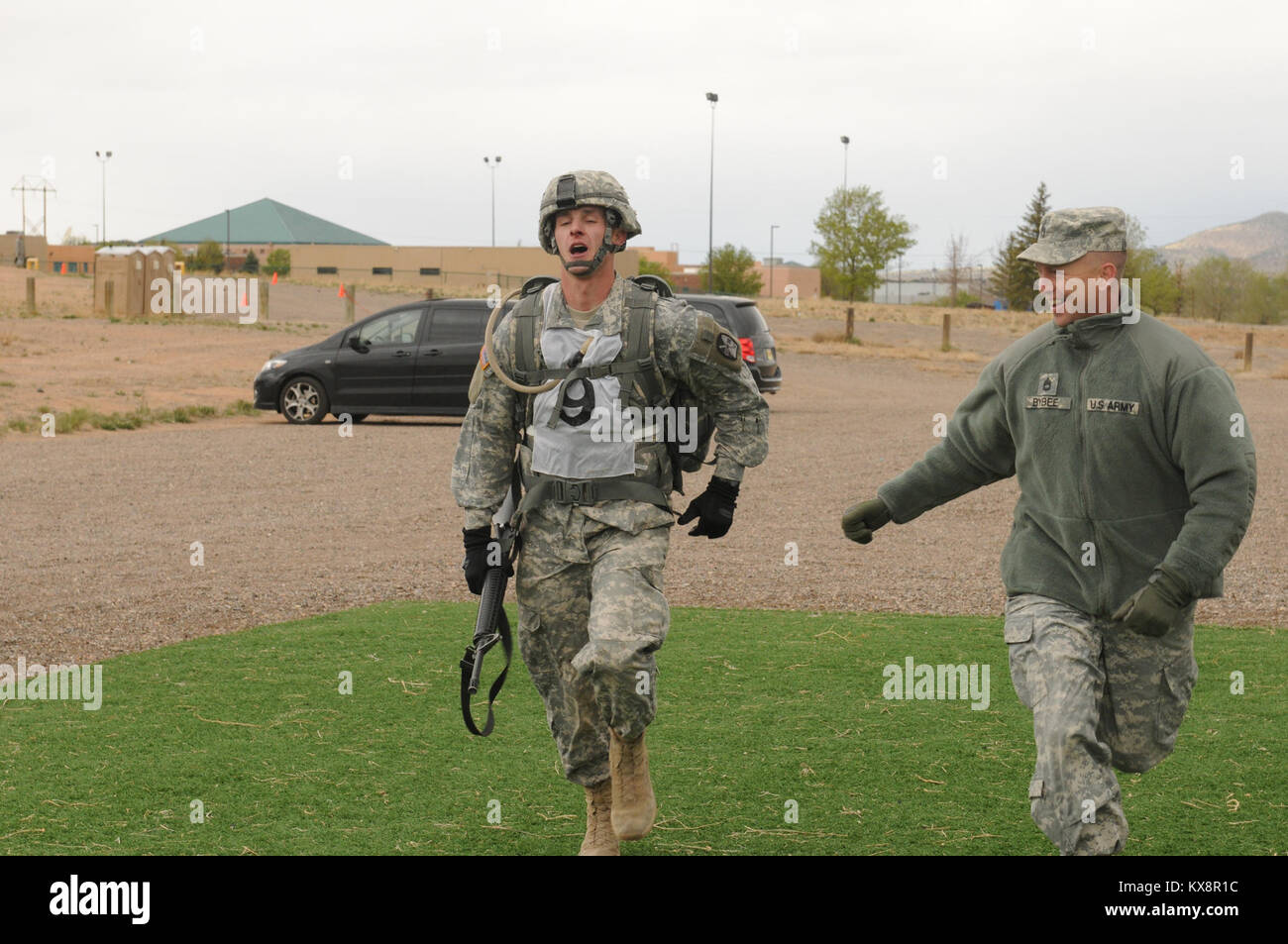 SANTA FE, New Mexico - Am 28. April 2011. Sgt. Guy Mellor, gunner für B Batterie 1. Der 145 Field Artillery und SPC. Alexandria Jacobson, ein Spezialist für den Sitz, die Konzernzentrale der 204 Mobile Enhancement Brigade gewann, beide, Soldat und NCO des Jahres in den Utah Wettbewerb helfen im März und auf die regionale Meisterschaft in Santa Fe, NM statt. Stockfoto