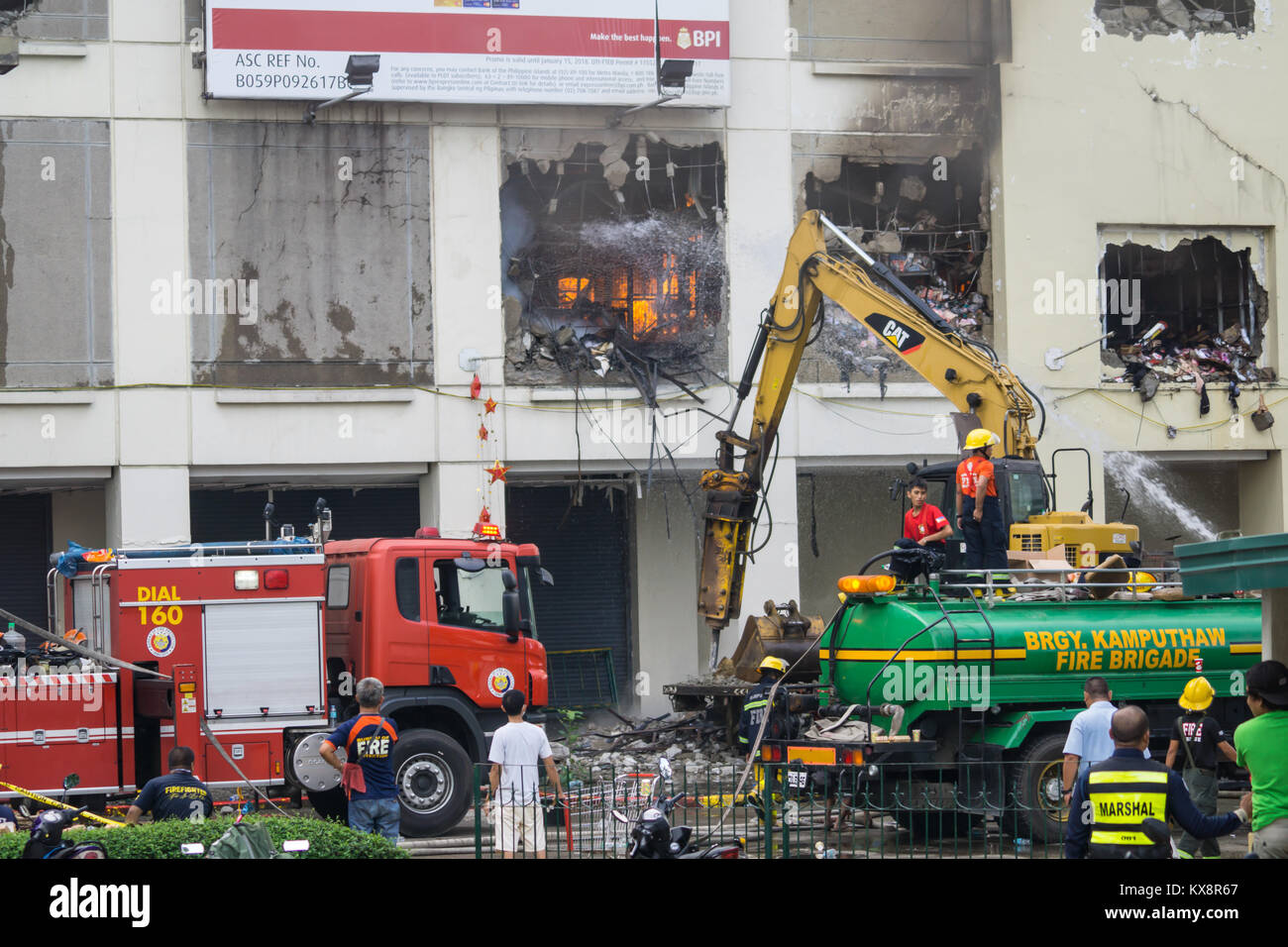 Zum zweiten Mal in drei Wochen ein Einkaufszentrum in den Philippinen durch Feuer zerstört wird. Stockfoto