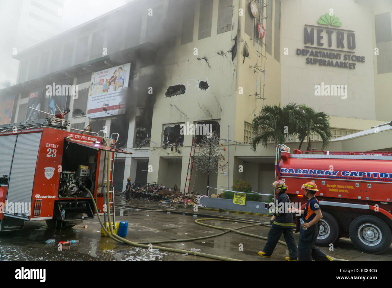 Zum zweiten Mal in drei Wochen ein Einkaufszentrum in den Philippinen durch Feuer zerstört wird. Stockfoto