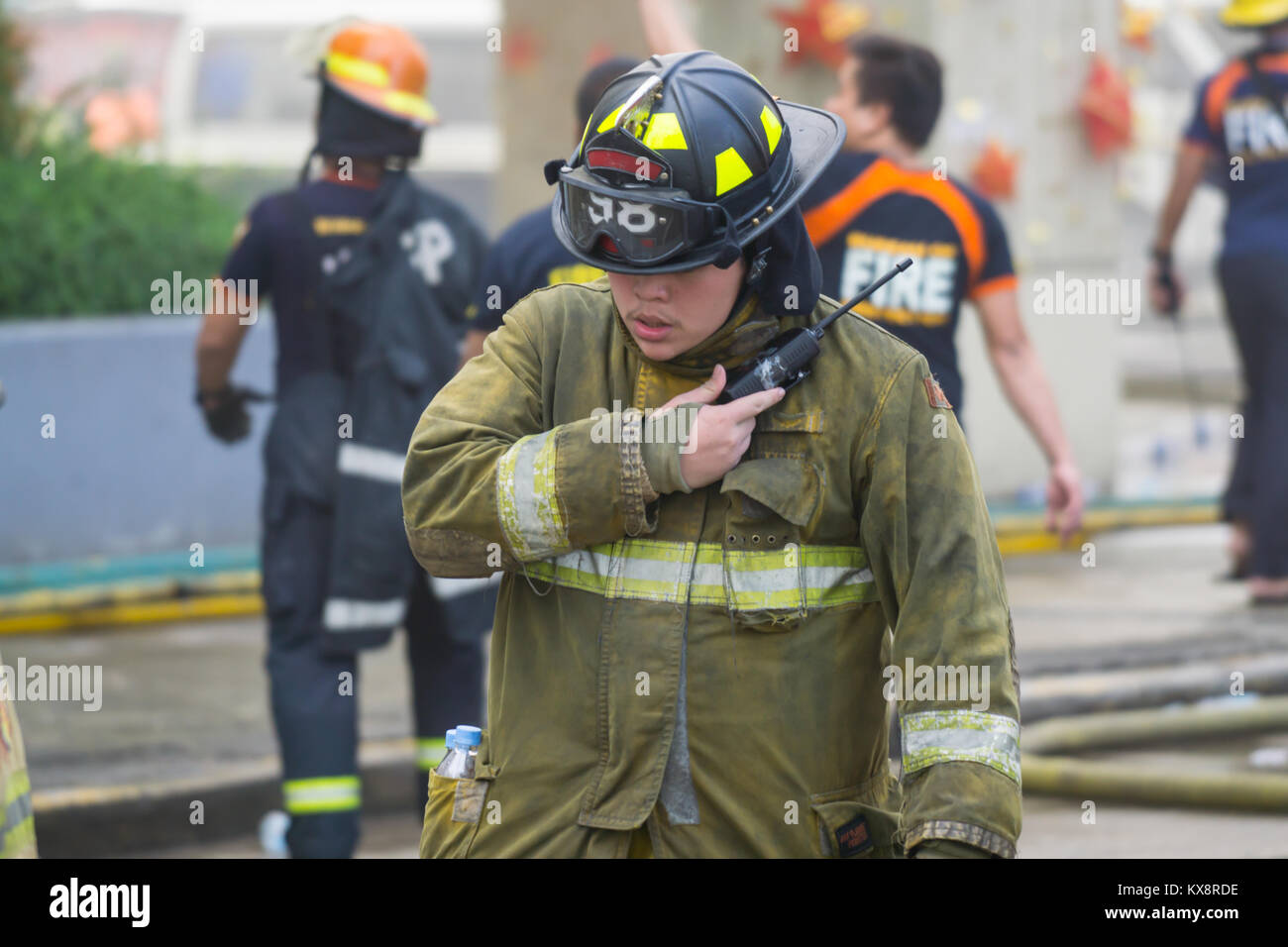 Zum zweiten Mal in drei Wochen ein Einkaufszentrum in den Philippinen durch Feuer zerstört wird. Stockfoto