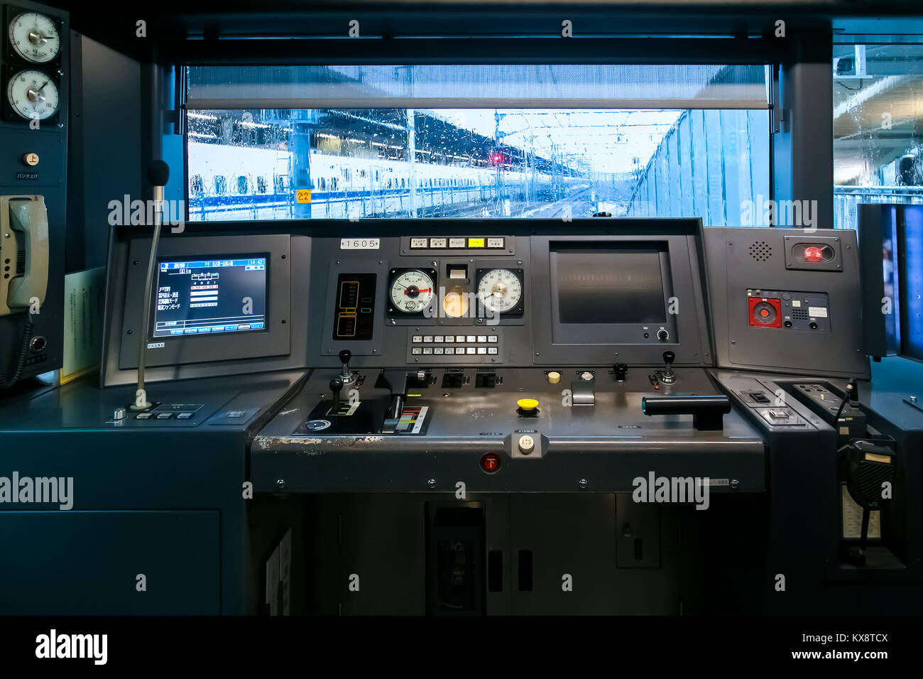 NAGOYA, Japan - 18. NOVEMBER 2015: Innenraum der Kabine mit Dashboards auf einem japanischen Zug Stockfoto