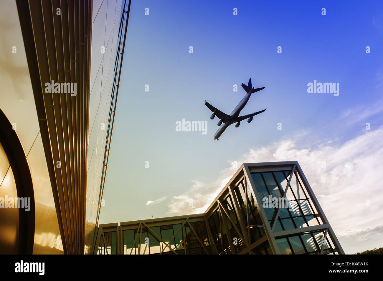 Ebene in der Landung Passagierflugzeug Stockfoto
