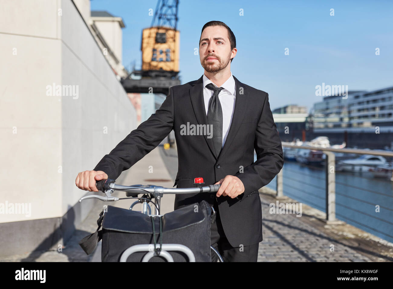 Alternative business Gründer schiebt mit dem Fahrrad durch die Stadt Stockfoto