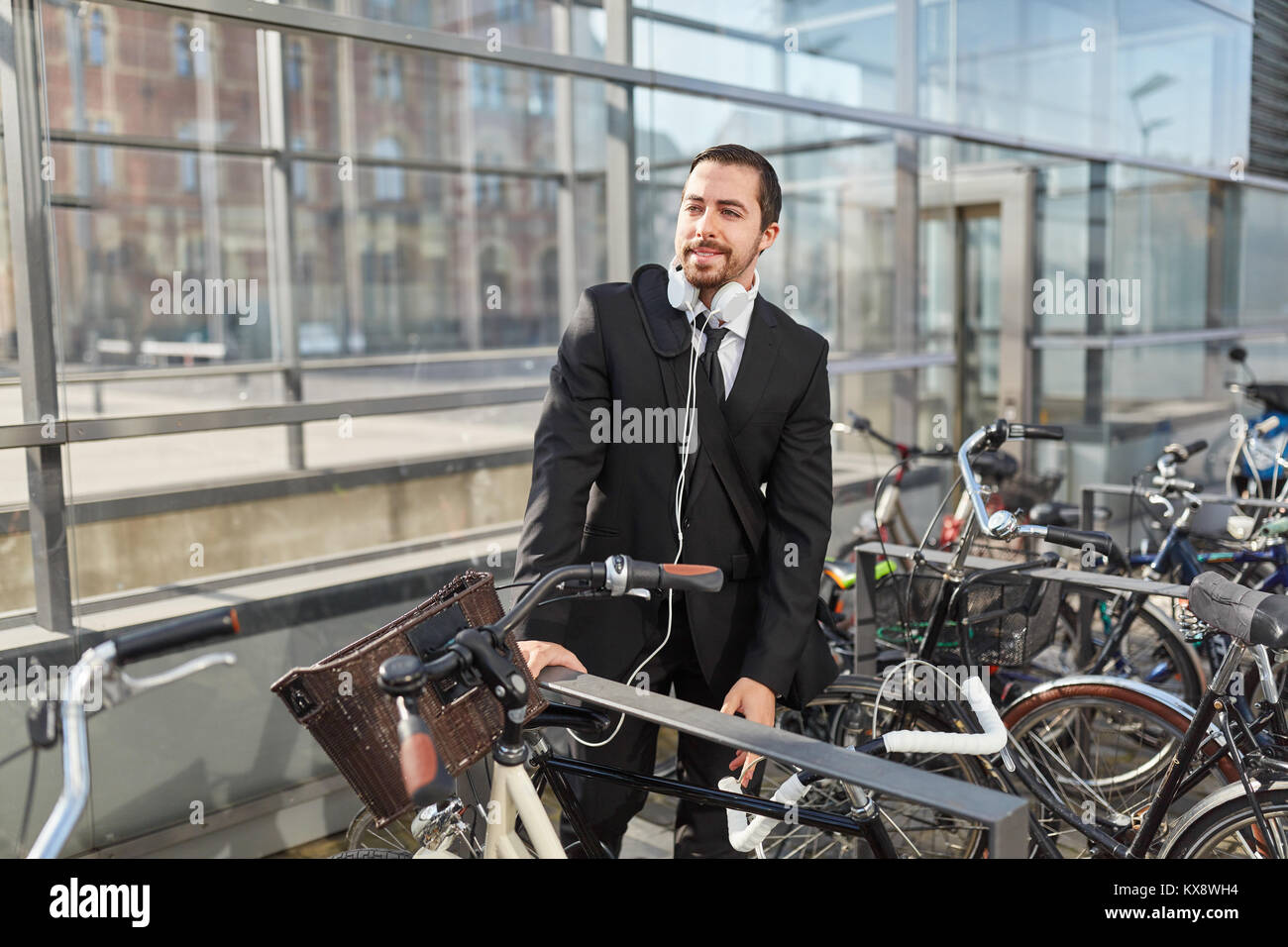 Business man am Bike Rack Arbeitswege mit dem Fahrrad ins Büro Stockfoto