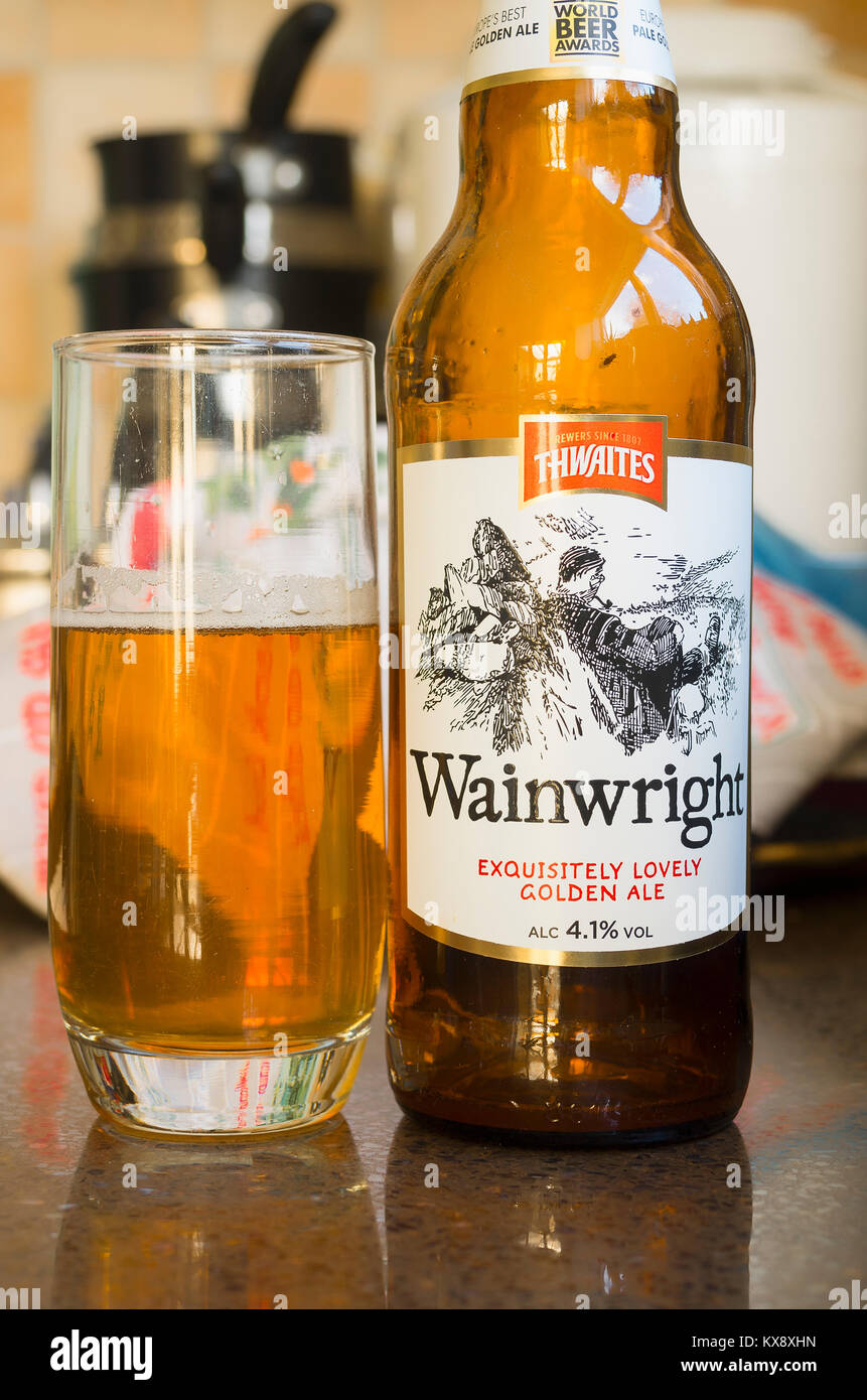 Flasche und Glas Thwaites Wainwright golden Ale in Großbritannien Stockfoto