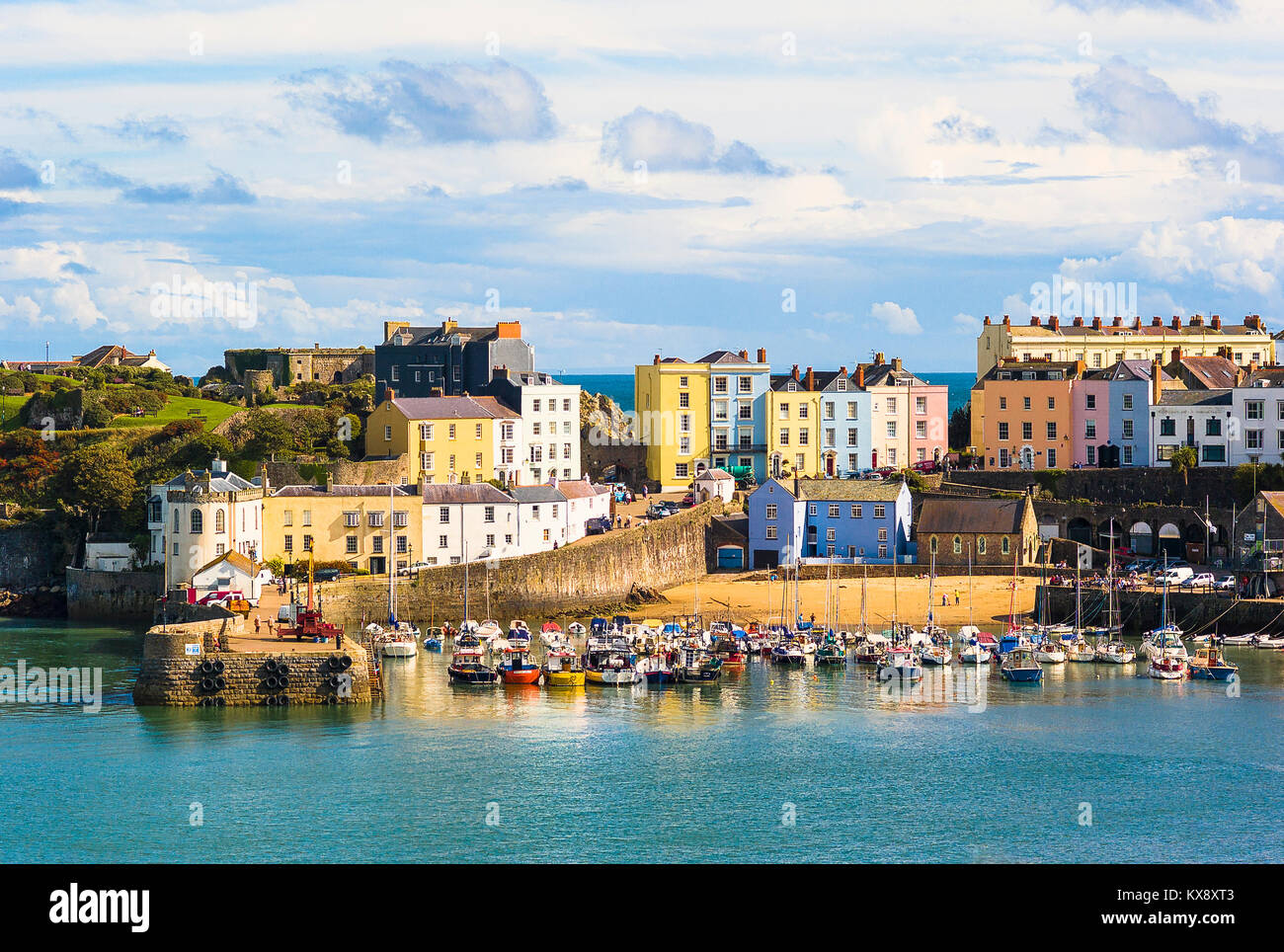 Abendsonne über dem Hafen von Tenby North Beach in Dyfed South Wales UK Stockfoto