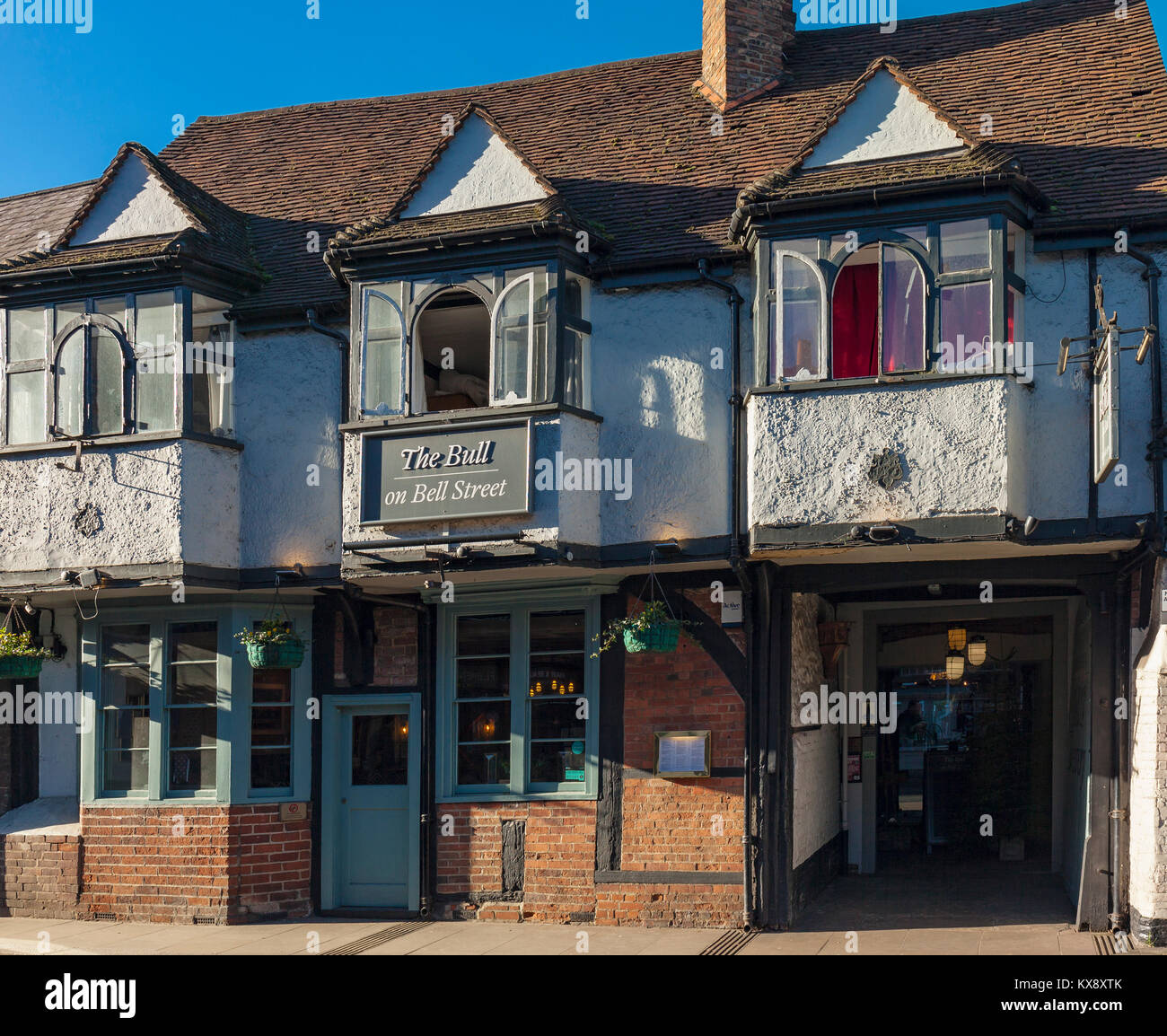 Der Stier Public House Henley on Thames mit zwei Fire insurance Plaques. Stockfoto