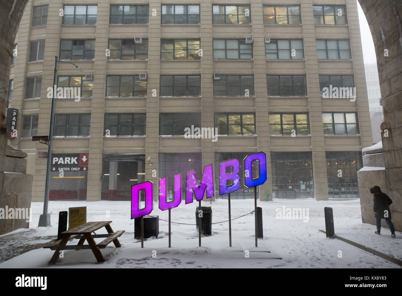 Fußgänger im Winter Storm Grayson in DUMBO, Brooklyn, New York am 04 Januar, 2018. Stockfoto