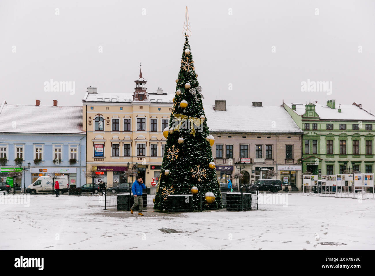 Weihnachtsbaum stehen im Zentrum der mit Schnee große Old Market Square in Oswiecim Polen Stockfoto