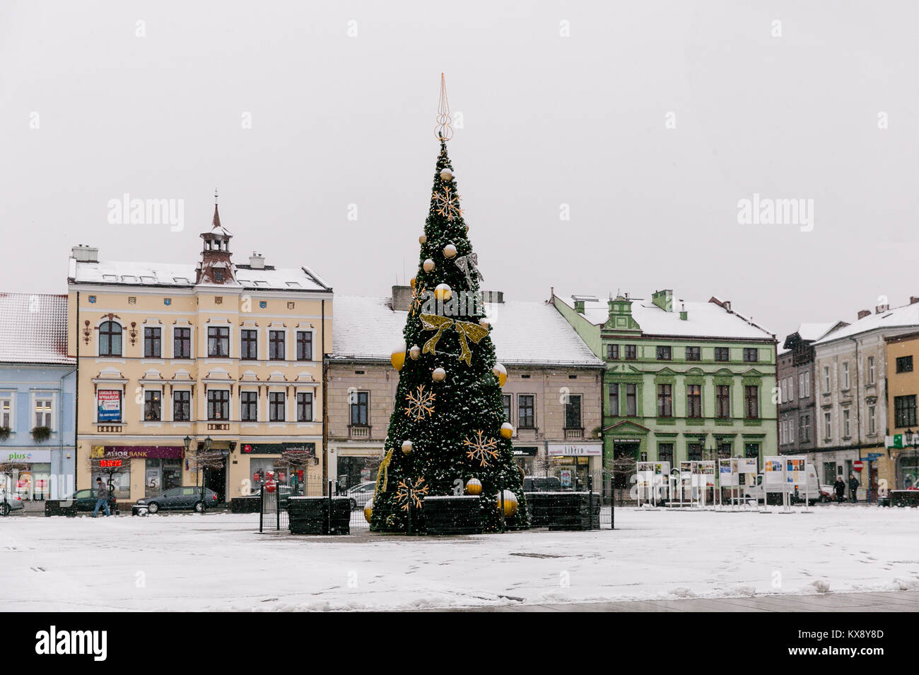 Weihnachtsbaum stehen im Zentrum der mit Schnee große Old Market Square in Oswiecim Polen Stockfoto