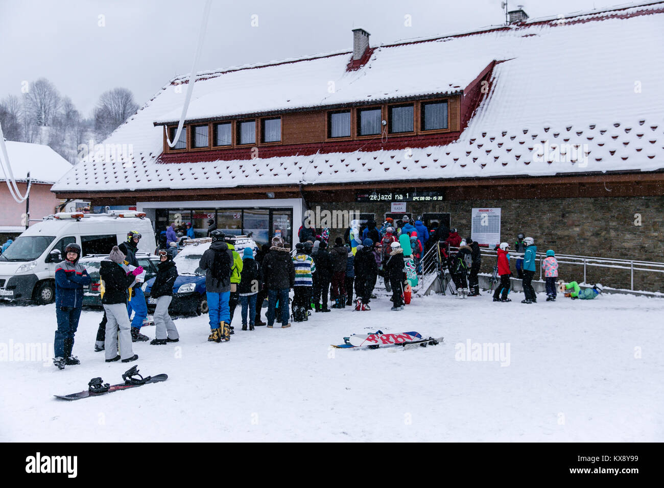 Skifahrer, Snowboarder und Touristen Schlange an der Kasse zu kaufen, Ski-Pass für den Berg Skrzyczne Gipfel in Szczyrk Polen Stockfoto