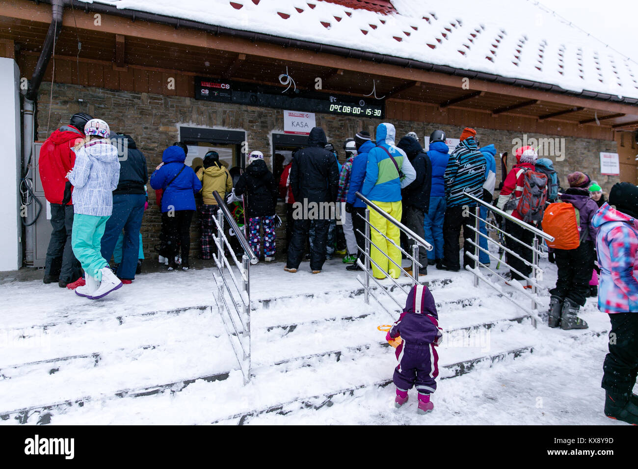 Skifahrer, Snowboarder und Touristen Schlange an der Kasse zu kaufen, Ski-Pass für den Berg Skrzyczne Gipfel in Szczyrk Polen Stockfoto