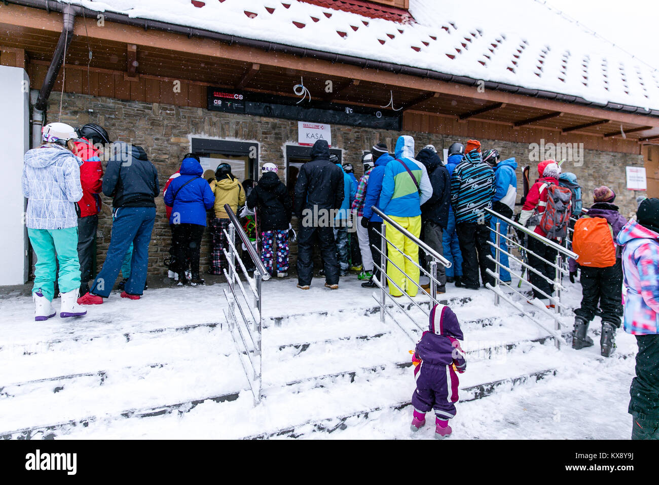 Skifahrer, Snowboarder und Touristen Schlange an der Kasse zu kaufen, Ski-Pass für den Berg Skrzyczne Gipfel in Szczyrk Polen Stockfoto