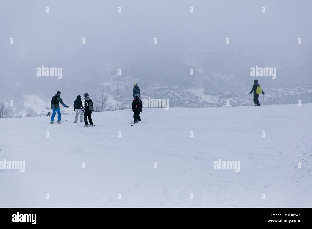 Skifahrer und Snowboarder auf den Rand des Abhanges bewundernden Blick vom Berg Skrzyczne eine der polnischen Krone Gipfeln mit Höhen von 1.257 m Stockfoto