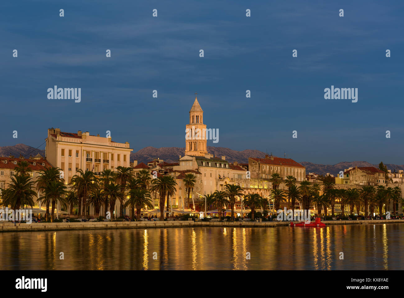 Split City Skyline im Sonnenuntergang, Kroatien Stockfoto