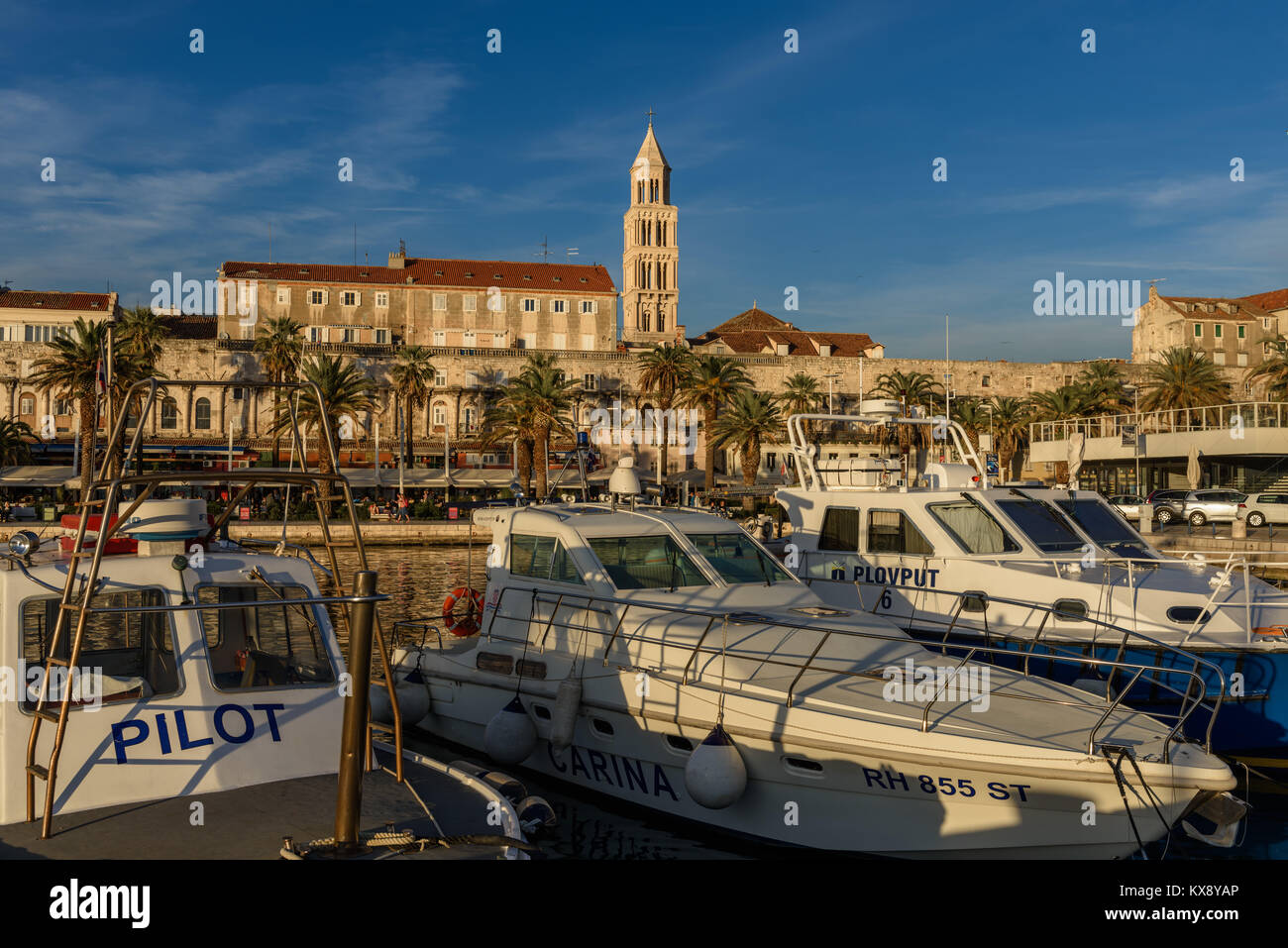 Yachten in der Nähe von Riva, Split, Kroatien Stockfoto