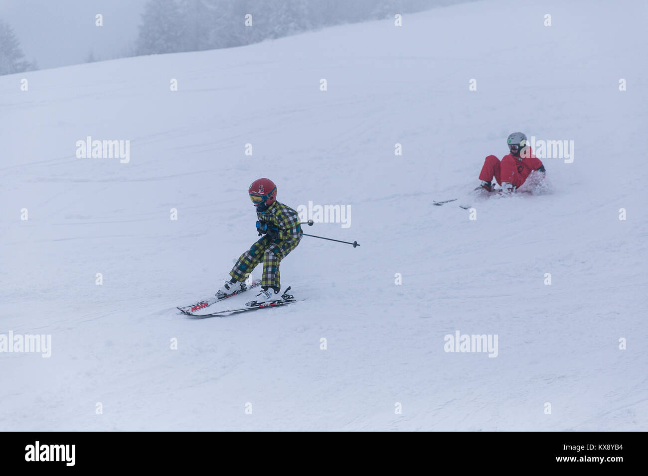 Kinder Ski und Spaß auf der Piste im Schnee und Nebel Skrzyczne Berg in Szczyrk eine der polnischen Krone Spitzen im Schlesischen Beskiden abgedeckt Stockfoto
