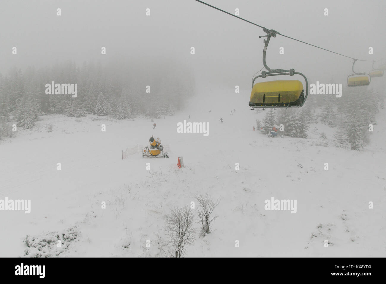 Menschen Skifahren und Snowboarden auf den Berg Skrzyczne nach starker Schneefall auf einem nebligen Wintertag in Szczyrk ski resort in Polen Stockfoto