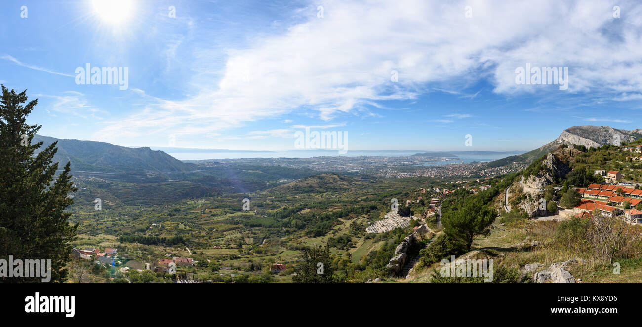 Stadt Split von Klis Festung, Kroatien gesehen Stockfoto