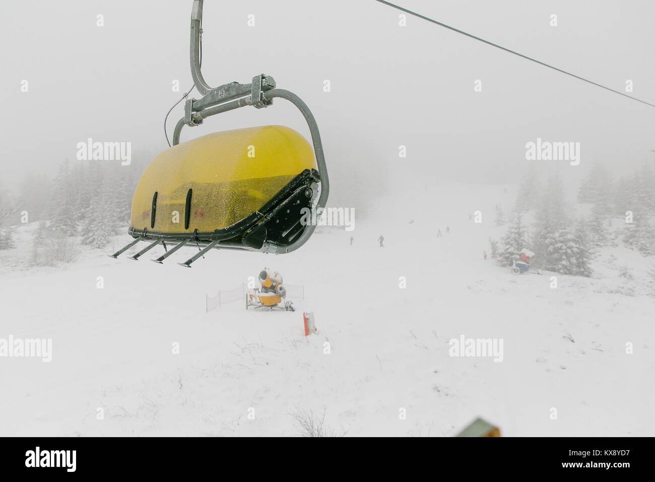 Ski Sessellift bringt Skifahrer und Snowboarder auf den Berg Skrzyczne nach starker Schneefall auf einem nebligen Wintertag in Szczyrk ski resort in Polen Stockfoto