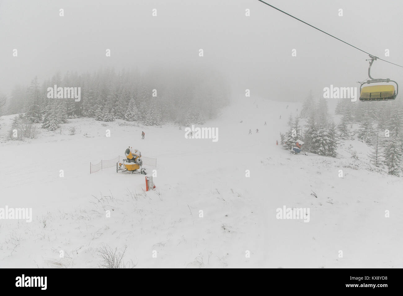 Menschen Skifahren und Snowboarden auf den Berg Skrzyczne nach starker Schneefall auf einem nebligen Wintertag in Szczyrk ski resort in Polen Stockfoto