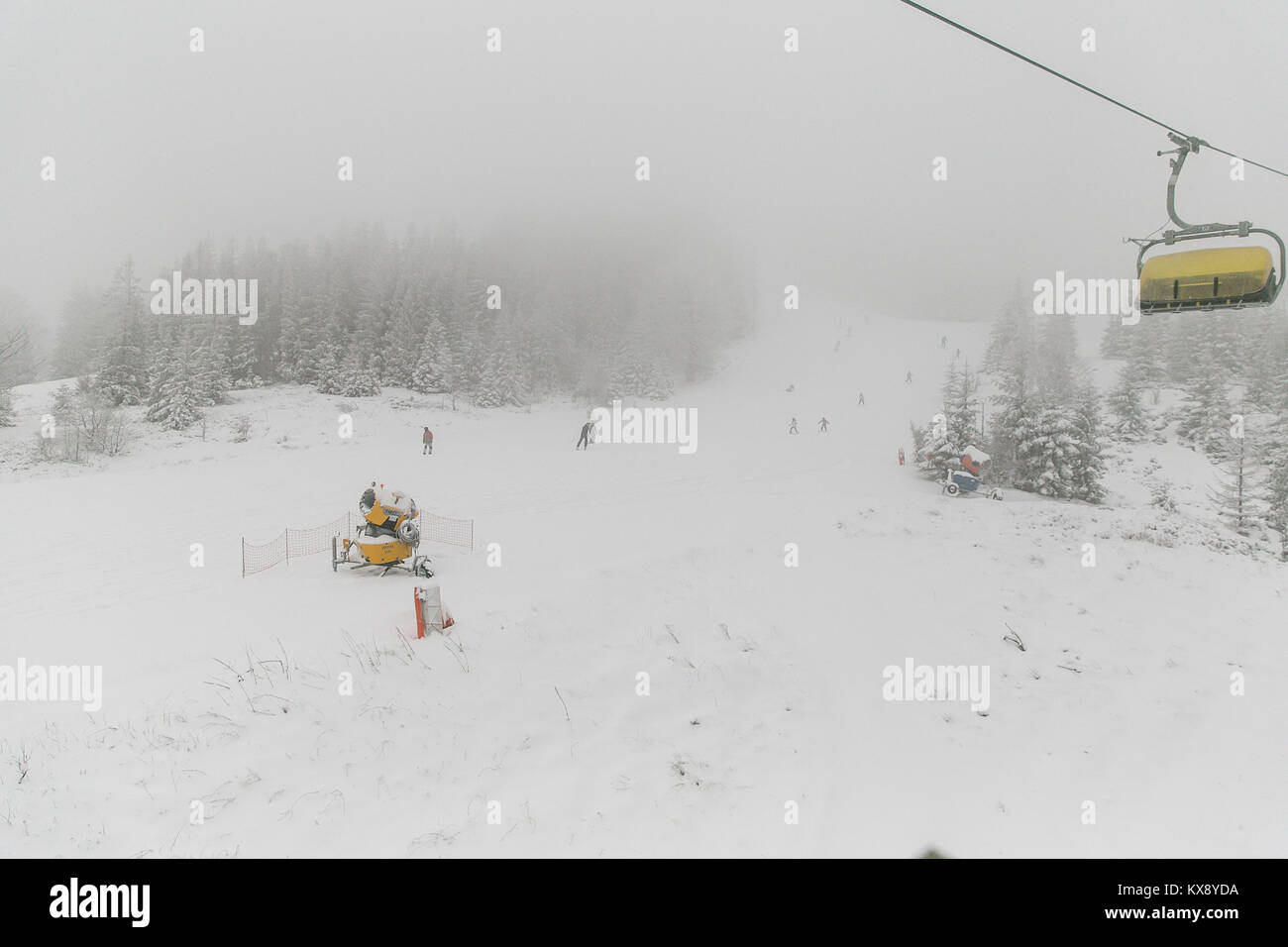 Menschen Skifahren und Snowboarden auf den Berg Skrzyczne nach starker Schneefall auf einem nebligen Wintertag in Szczyrk ski resort in Polen Stockfoto