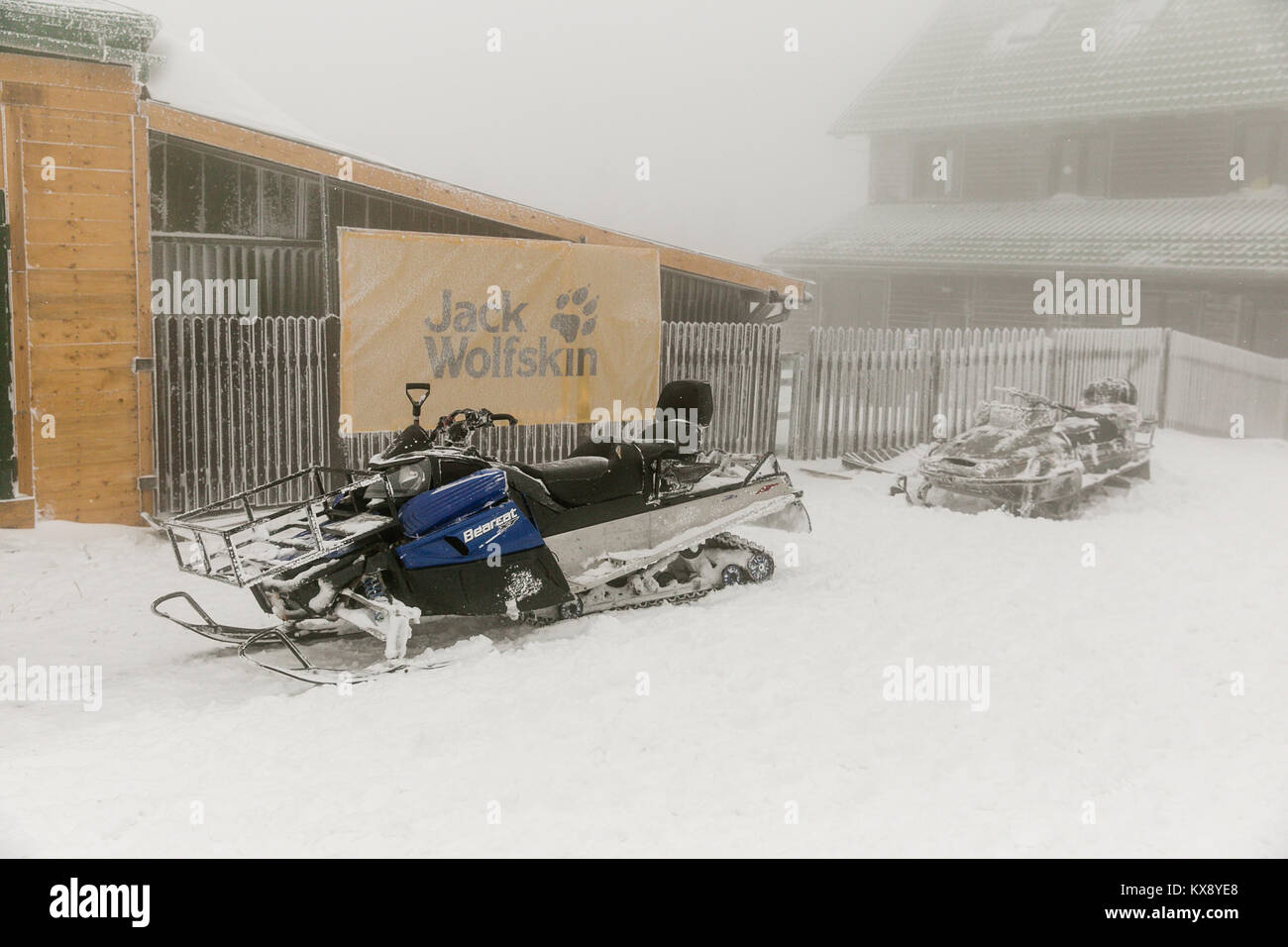Ein schneemobil für Miete, die in schwierigen Bedingungen im Winter auf Schnee und Eis zu fahren. Foto auf einem Berg Skrzyczne, nachdem über Nacht Schneefall. Stockfoto