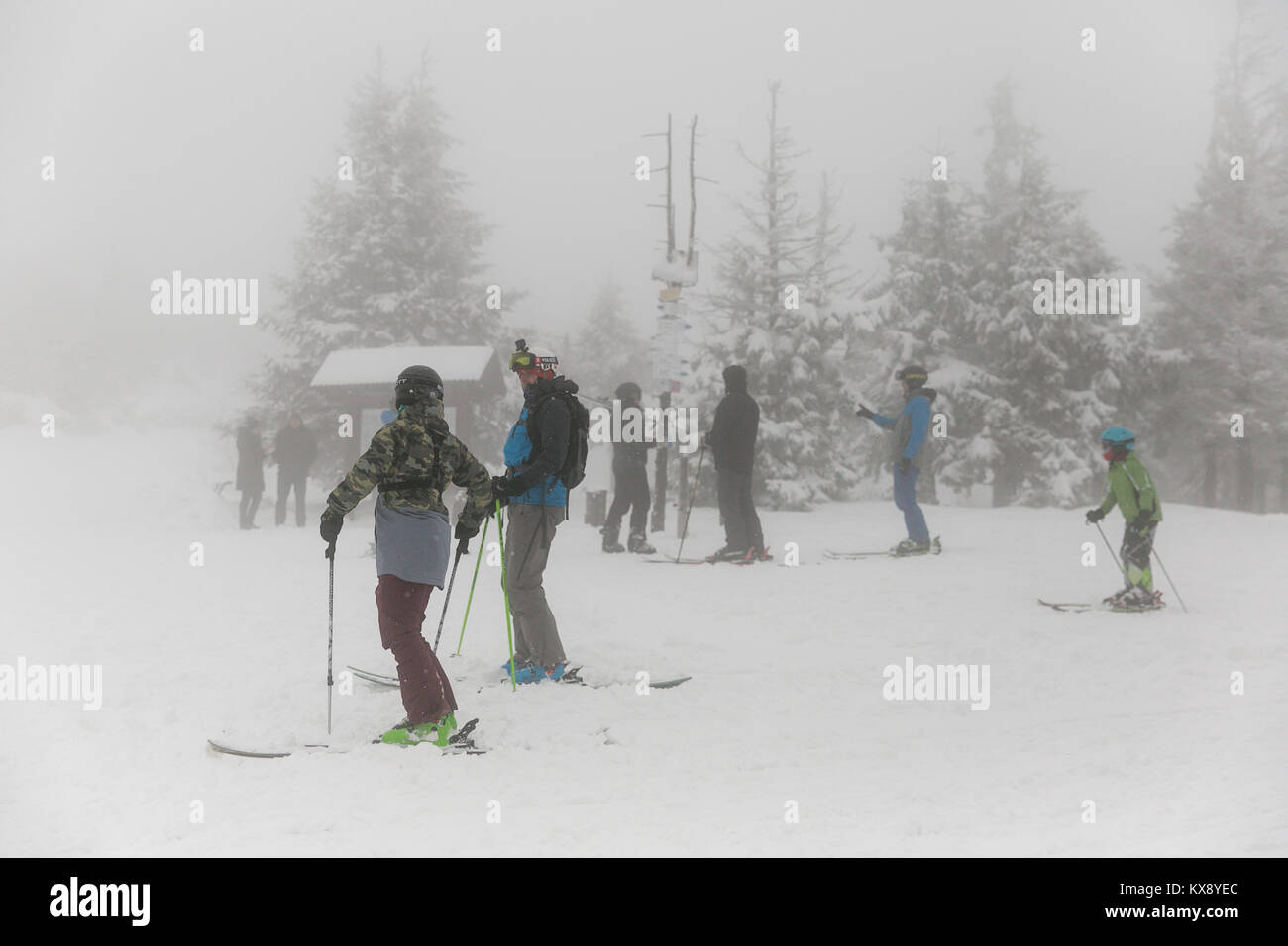 Skifahrer, Snowboarder und Wanderer bei der Ankunft in Schnee und Nebel Gipfel Der Berg Skrzyczne in Szczyrk Position für die Pisten und Wanderwege Stockfoto
