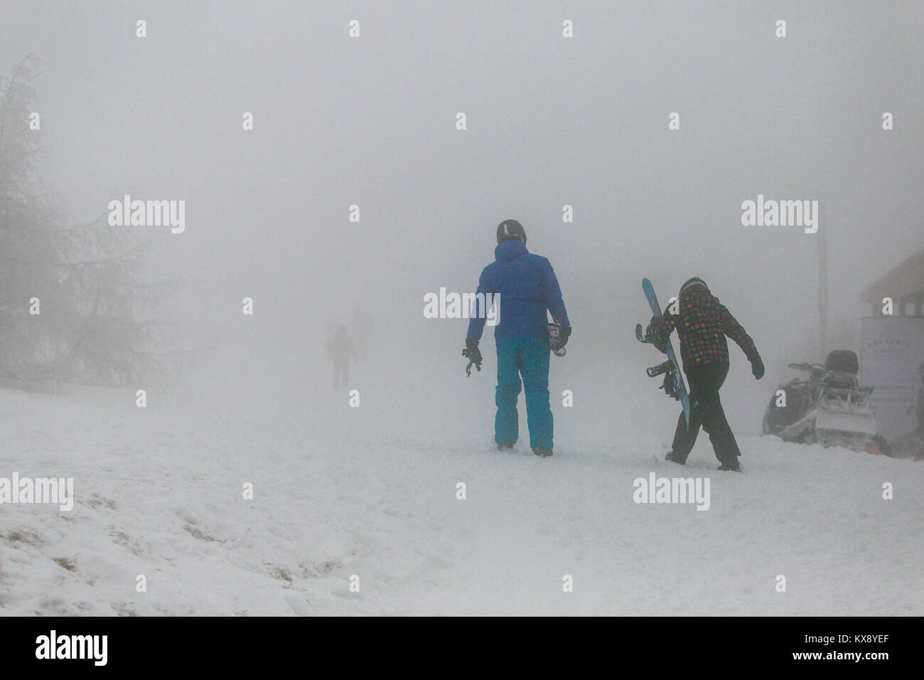 Skifahrer, Snowboarder und Wanderer bei der Ankunft in Schnee und Nebel Gipfel Der Berg Skrzyczne in Szczyrk Position für die Pisten und Wanderwege Stockfoto