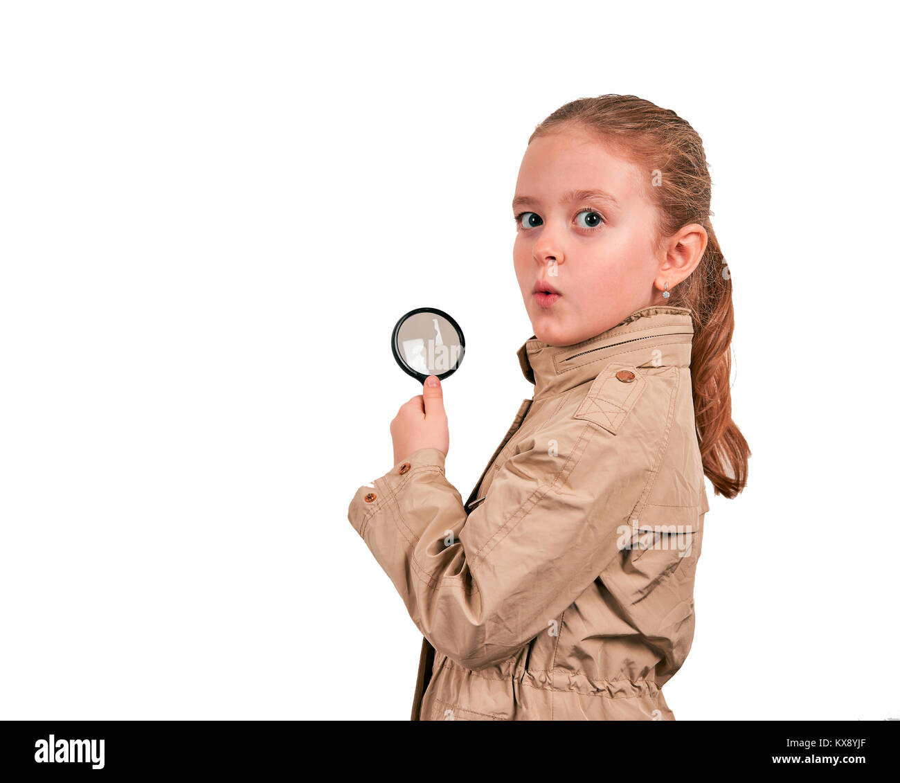Mädchen Detektiv mit Lupe in einen Regenmantel auf weißem Hintergrund Stockfoto